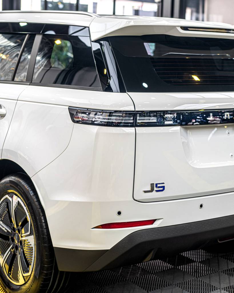 Tampilan mobil Jaecoo setelah proses Exterior Detailing di Berlinautocare dengan cat lebih glossy dan bersih.