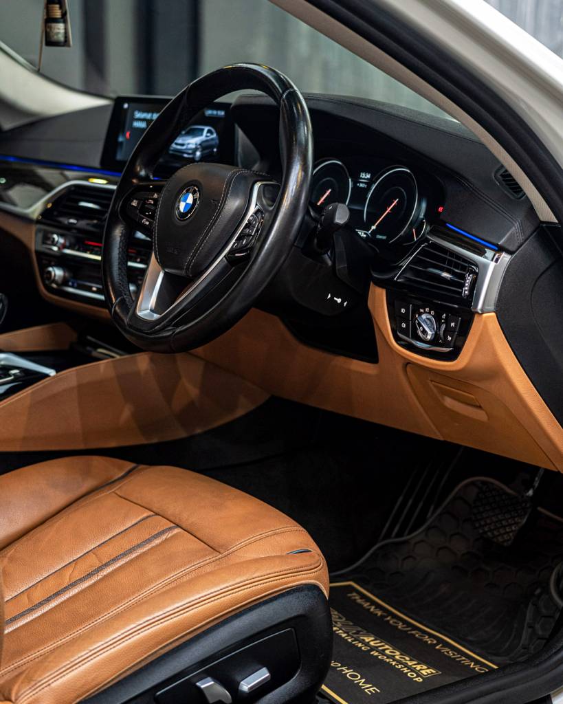 Interior detailing mobil BMW Bagian Panel & Dashboard di Berlinautocare dengan hasil bersih dan higienis