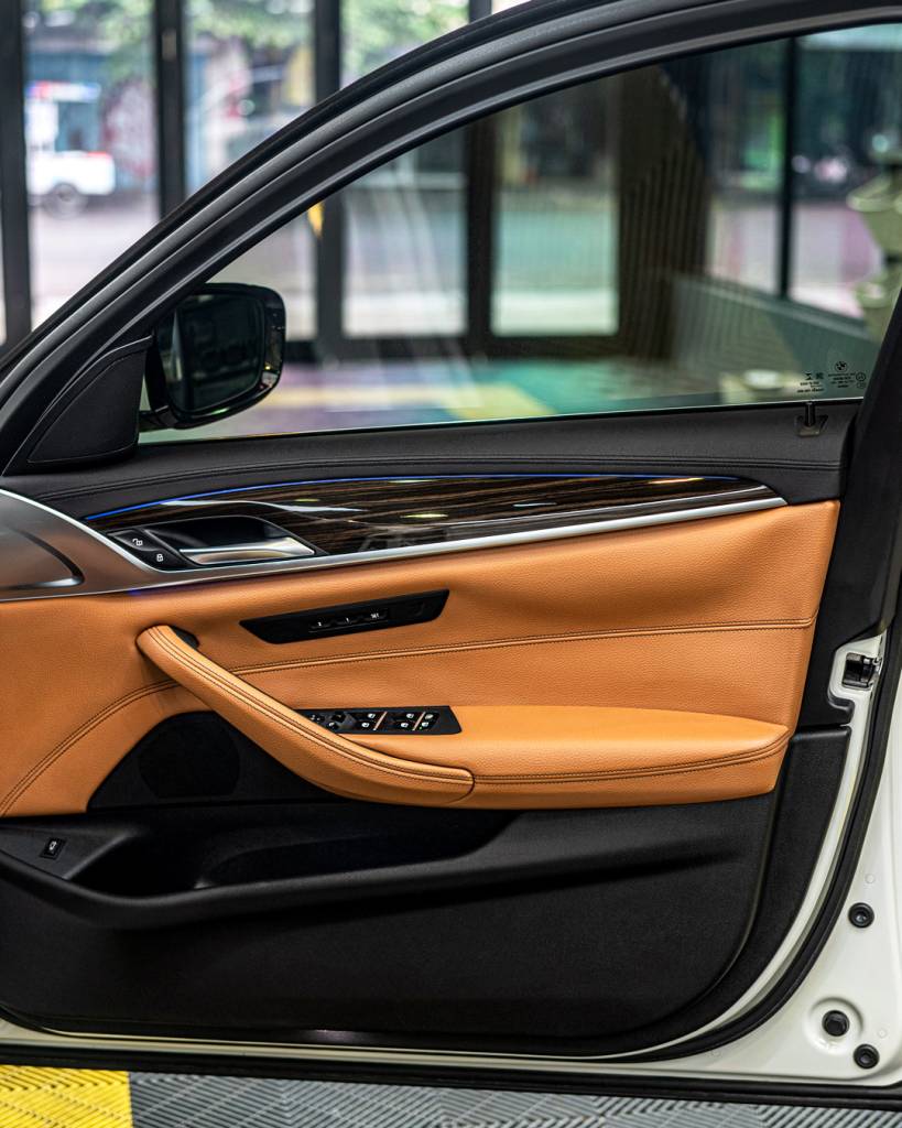 Interior detailing mobil BMW Bagian Panel Pintu di Berlinautocare dengan hasil bersih dan higienis