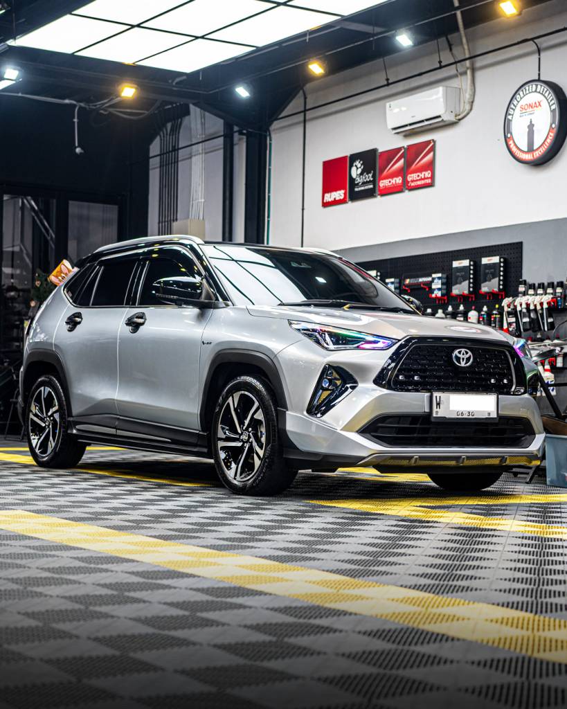 Tampilan mobil Yaris Cross setelah proses Exterior Detailing di Berlinautocare dengan cat lebih glossy dan bersih.